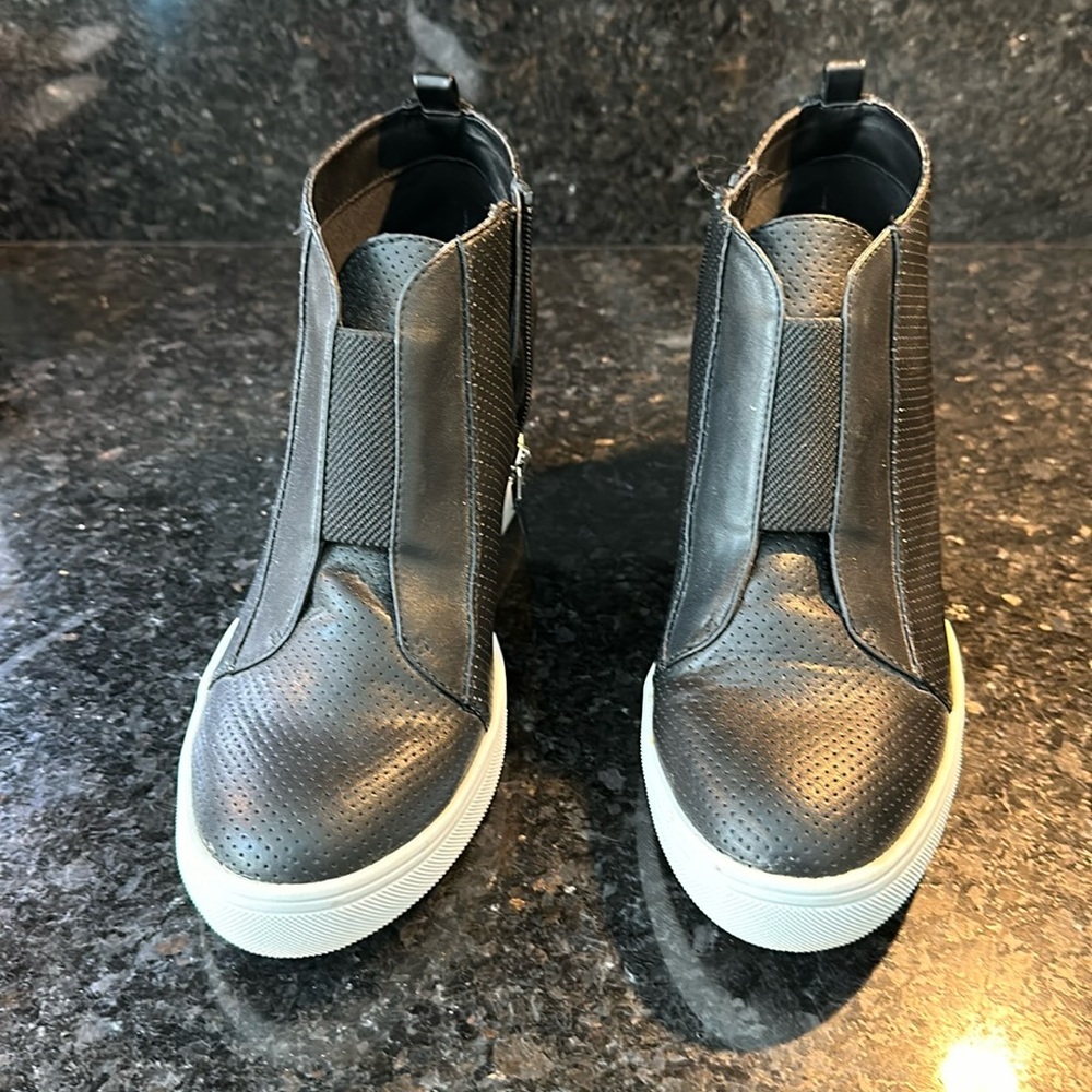 Mia black wedge sports size 10 faux leather look